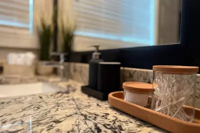 Image de Modern Home I Near UofA & Whyte Av I 4br 3. 5 BathI Free Garage Parking