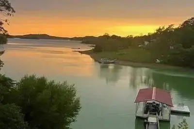 Image de Lakefront/Hot Tub/Outdoor Fireplace/Spacious/Games