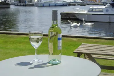 Image de Pet-friendly riverside cottage, Wroxham, Norfolk, ideal for fishing / boating