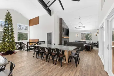 Image de Brand New and Sleeps 16, Open This Week, 5 Min to Skiing