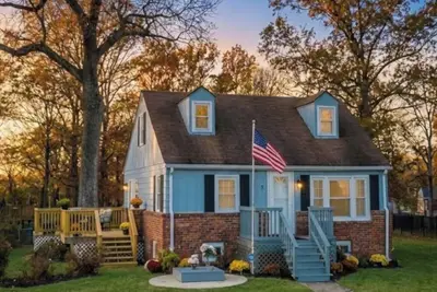 Image de Cozy, Charming Cape Home near Dc