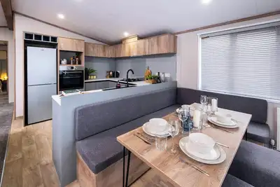 Image de No. 12 - Cedar Lodge, pet friendly, with hot tub in Delamere