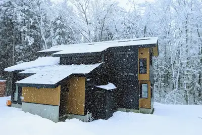 Image de Located 350-meters to the first chairlift at the famous Hakuba Goryu Snow Resort