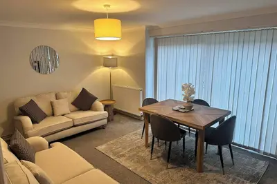 Image de Willow House accueille jusqu’à 4 personnes, idéale pour les séjours en famille e