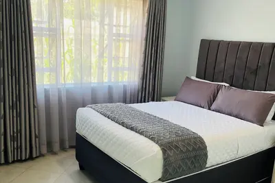 Image de Cozy 2-bedroom 2-bathroom house in charming Mutare with luxury amenities.
