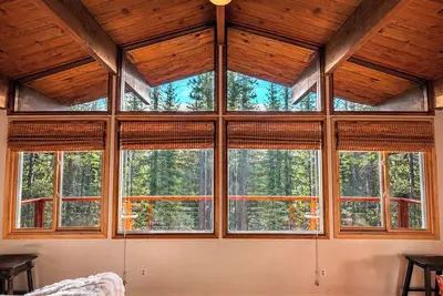 Image de Private Truckee River Cabin • Starlink Wi-Fi • Fireplace • Sleeps 6 • 2 bedroom