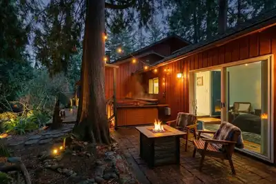Image de ‼️Mid-Century Zen Retreat w/ Hot Tub & Bbq
