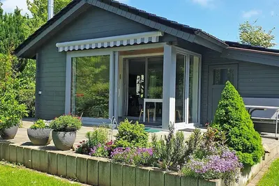 Image de Log house with conservatory and fireplace - Log house in Damp
