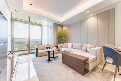 Image de High-Floor 2br w/ Vibrant Street Views & Easy Drive Access to Downtown Hotspots