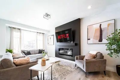 Image de Modern Retreat - 3 King Beds - Garage - WiFi - Sleeps 10!