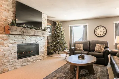 Image de The Loft at Oak & Iron – Group Stay w/ Game Room