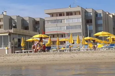 Image de Maison de plage avec parasol et 2 transats, grand balcon donnant sur la mer