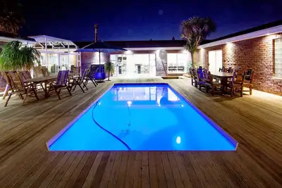 Image de 4 Bedroom Home close to Beach + Heated Pool