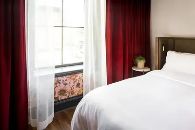 Image de Iconic Torontel Hotel with City Views