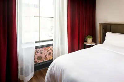 Image de 4 Historic East End Boutique Stay | Corner King Room & Rooftop Bar