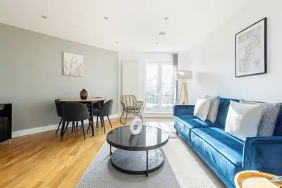 Image de Wembley Stadium Penthouse | 2br 2ba | Desk&Balcony