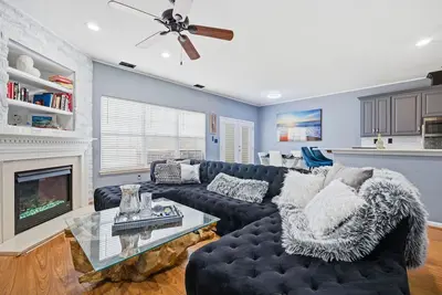 Image de The Phoenix: 4br Lakeside Retreat w/ Deck