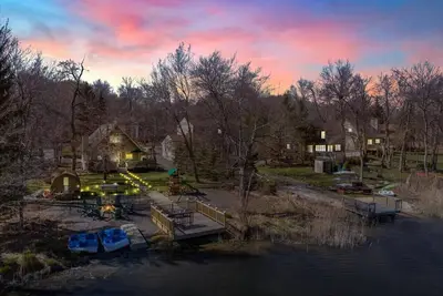 Image de Lakefront Retreat • Hot Tub • Fire Pit • Scenic Views