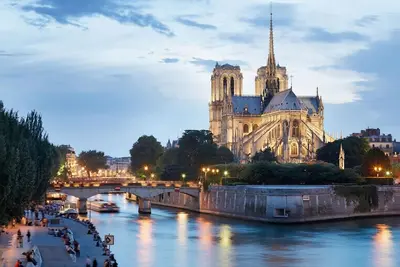 Image de Bathed In Natural Light & Boasting Unobstructed Views Of Notre Dame