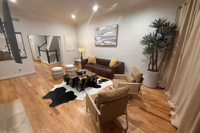 Image de Heated Pool in Montrose_Walk to Dining_3BR_2. 5BA_3PK_8PL