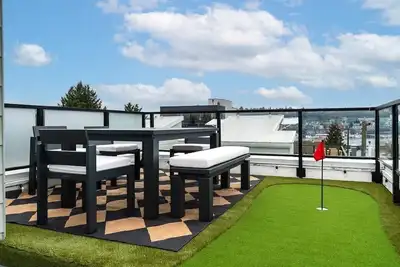 Image de Lux Townhome w/ parking and Rooftop Putting Green