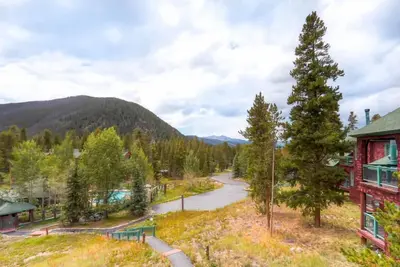 Image de Cozy 1br Stay | Fireplace, Pool & Ski Lifts Nearby