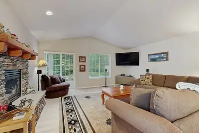 Image de Cozy dog-friendly home with fireplace, Wifi, patio, shared pool & tennis court