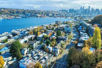 Image de 3 Beds Modern Queen Anne Townhome with Rooftop Lake Union & Seattle City View