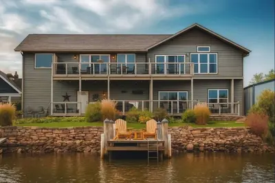 Image de Stunning three-bedroom condo nestled along the scenic banks of the Wolf River.