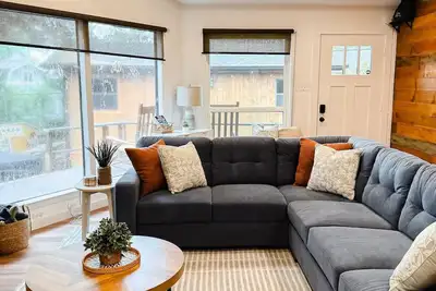 Image de 3-bedroom House in Enchanted Oaks • Waterfront, Hot Tub, Kayaks, Game Room