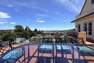 Image de Shelcrest - premium executive home with incredible views above Nelson Cbd.