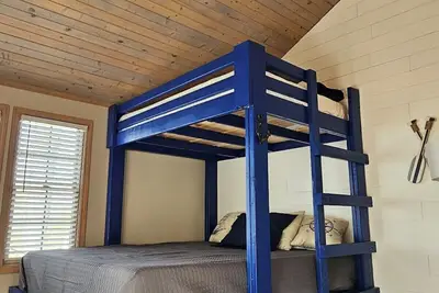 Image de Waterfront Cabin: Hot Tub, Game Room & Fire Pit