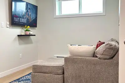 Image de Luxloft Suite. \nCozy 2-bedroom basement suite in a serene location.
