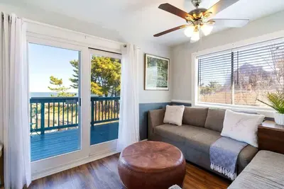 Image de Coastal 2br stay w/ balcony