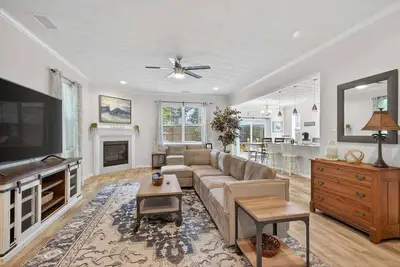 Image de 4br home w/ fireplace & fenced yard