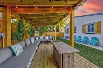 Image de Chic home w/fire pit & patio