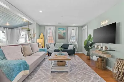 Image de Boho beach house w/patio, foosball & fireplace