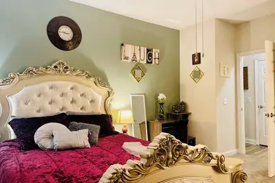 Image de Spacious Downtown Apartment w/patio.