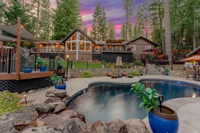 Image de Mountain Family Resort•Pool•Hot Tub•Games•3 Decks•4-6 Sleeping Areas•16+
