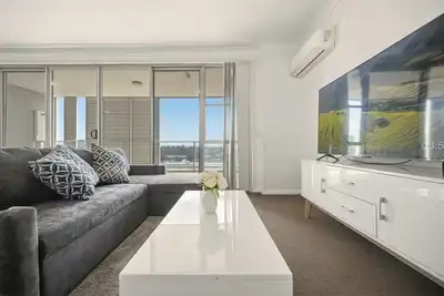 Image de KozyGuru | Granville | Contemporary Living Retreat