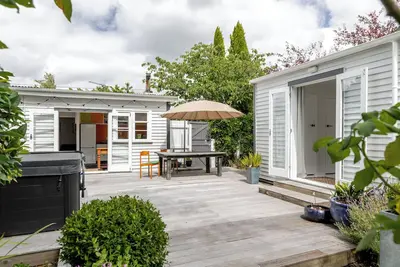 Image de Classic Kiwi bach with spa pool, perfect for a relaxing getaway.