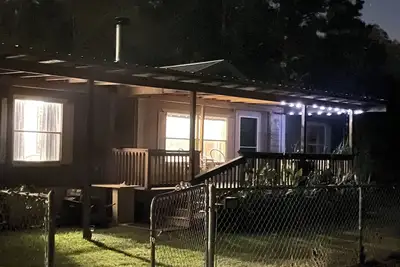 Image de Mamaw’s House- 3/2 in the woods with fireplace and beautiful peaceful property.