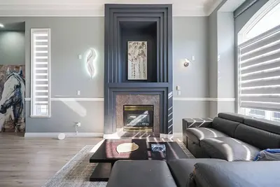 Image de Family Friendly spacious home nears, parks, malls, university and mins to hwy!