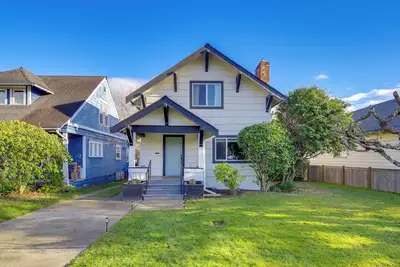 Image de 1 Mi to Historic Dtwn: Dog-Friendly Everett Home!
