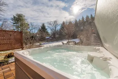 Image de Cozy brick retreat with hot tub, fireplace, full kitchen, and outdoor hangout space near a park! ! !