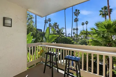 Image de New Listing: Beautiful Interior with Two Balconies – North Coast Village G101