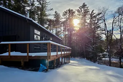 Image de White Pine Chalet - Set among towering pines, this modern retreat pairs clean architecture with cozy interiors. Light-filled by day, serene and cocoon-like at night.