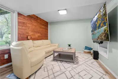 Image de Spacious Retreat Near Medicine Lake 15 Minutes to Downtown