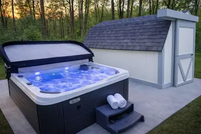 Image de Eriesistable Escape - Lake Views + Hot Tub