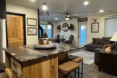 Image de Luxury creekside cabin near High Falls with views, fire pit & trails nearby